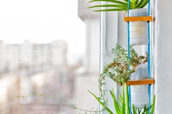 Hanging-upcycled-plastik-plantpots-vase-pflanzen-diy