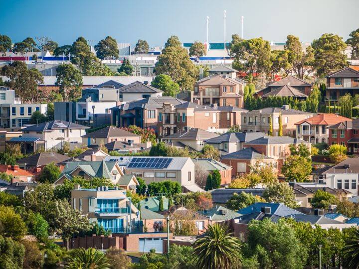 Panoramaaufnahme von australischen Häusern und Gärten
