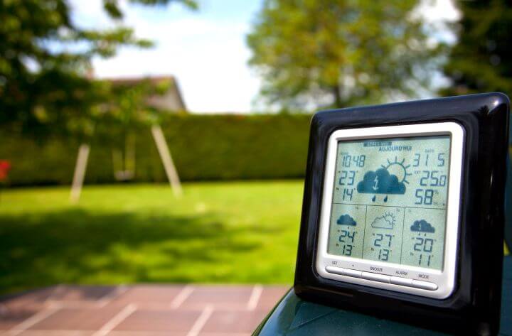 Display mit Wetterdaten im eigenen Garten