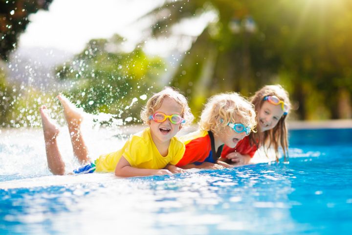 Poolparty: Kinder spielen im Pool