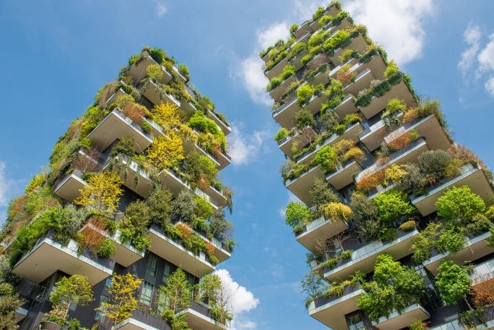 Urban Gardening: zwei Hochhäuser deren Fassade grün bepflanzt ist