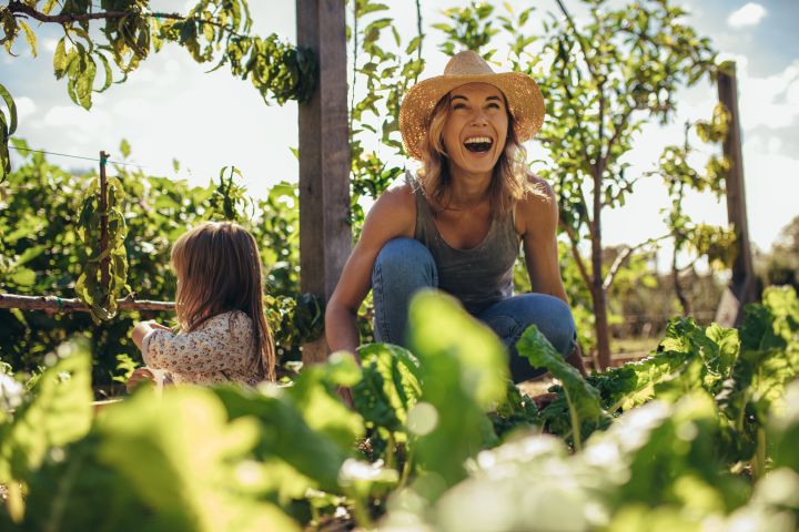 Nachhaltigkeit im Garten: junge Frau gärtnert mit ihrer Tochter