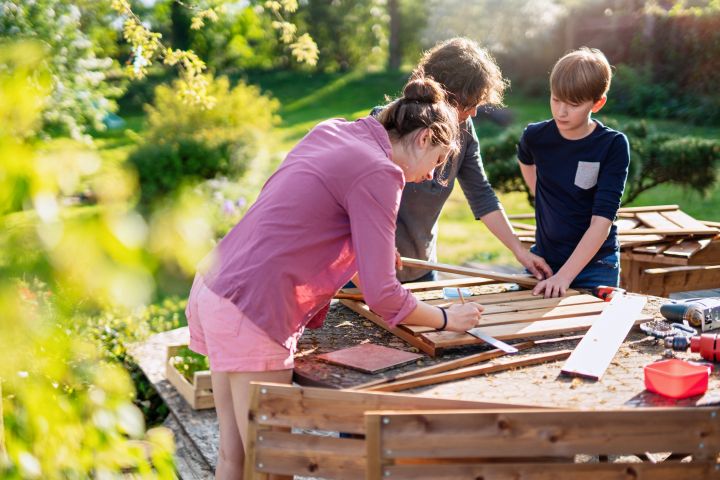 Nachhaltigkeit im Garten: Kinder bauen einen Komposter
