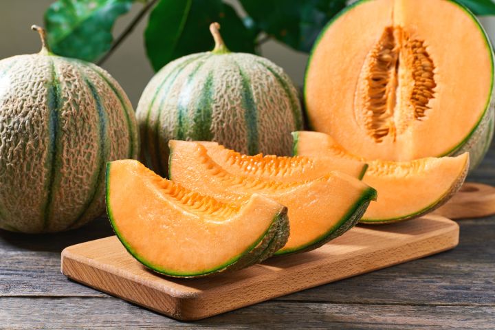 Aufgeschnittene Cantaloupe-Melone auf einem Schneidbrett