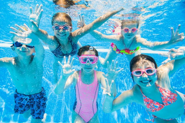 Baderegeln: Unterwasserfoto von Kindern mit Taucherbrille