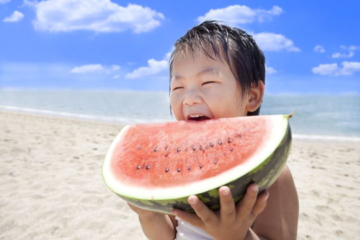 Asiatisches Kind ist Wassermelone
