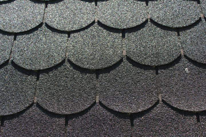 schwarze Dachpappeschindeln in Nahaufnahme
