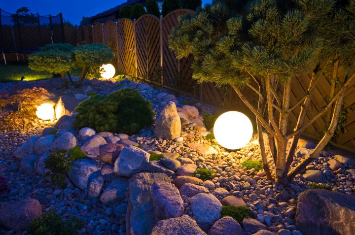 Garten in der Nacht mit Leuchtkugeln