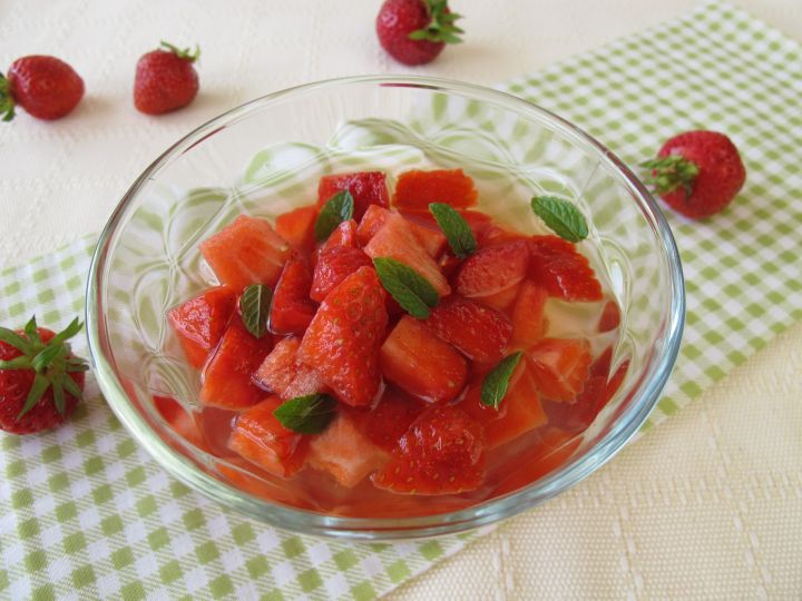Erdbeerbowle in einer Glasschüssel mit Minze