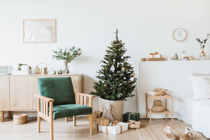 Modernes interior Design mit Weihnachtsbaum und Deko