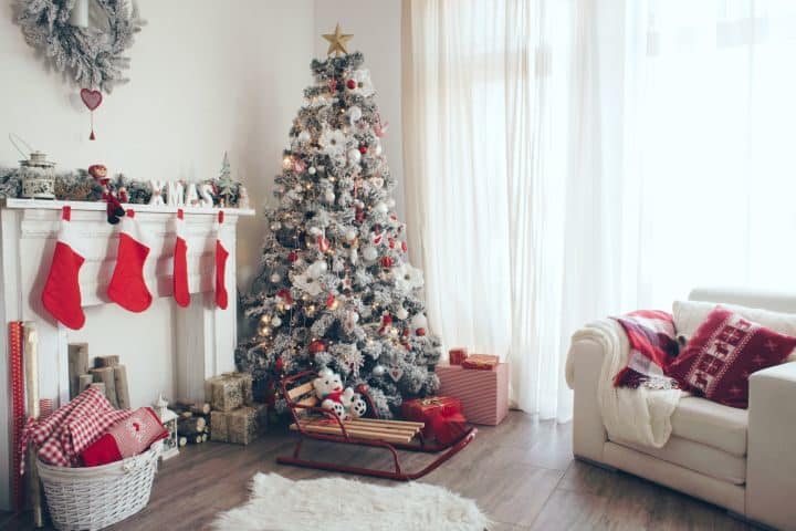 Weihnachtsdeko: Schön geschmückter Weihnachtsbaum neben Kamin